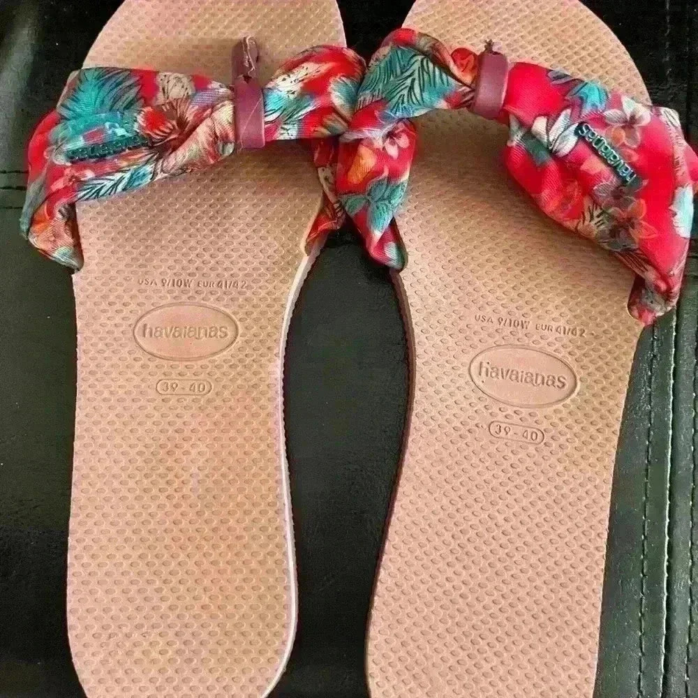 Havaianas, Crocus Rose Tropical You Saint Tropez Sandals Size 9/10